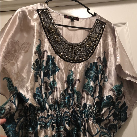 Short sleeve blouse. - Picture 3 of 4